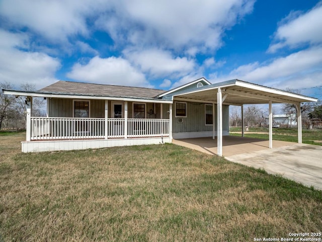 view of front of house with driveway, a porch, an attached carport, and a front yard