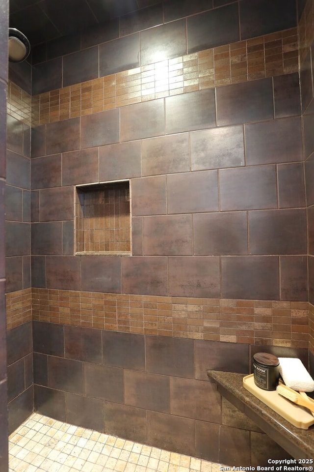 bathroom featuring a tile shower