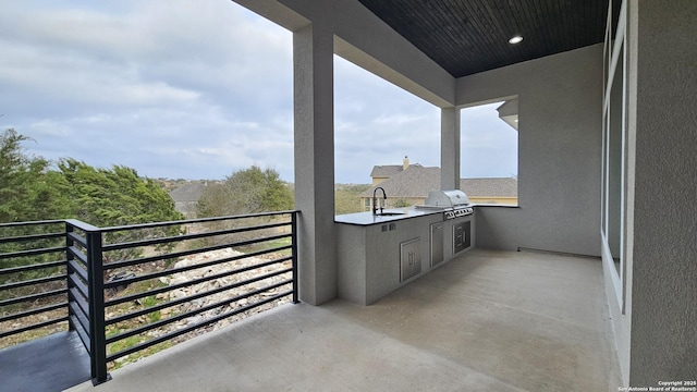 balcony featuring exterior kitchen, a sink, and grilling area