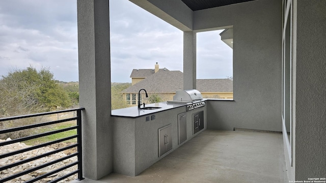 balcony featuring an outdoor kitchen, a sink, and area for grilling