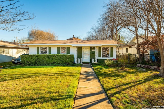 view of front of property featuring a front lawn and fence