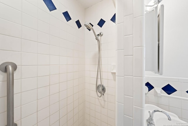 full bathroom featuring tiled shower