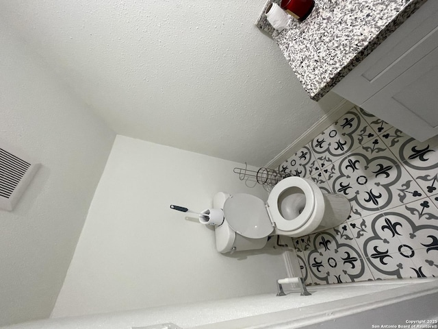 bathroom featuring a textured ceiling