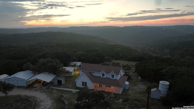 birds eye view of property featuring a forest view