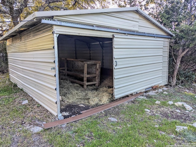 view of outdoor structure with an outbuilding