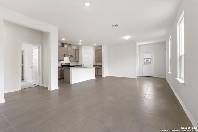 449 Horizon Pl, Seguin, TX 78155 - unfurnished living room featuring baseboards, dark tile patterned flooring, and recessed lighting