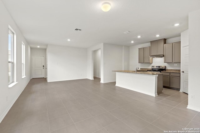 449 Horizon Pl, Seguin, TX 78155 - kitchen featuring stainless steel electric range oven, a sink, gray cabinetry, baseboards, and recessed lighting