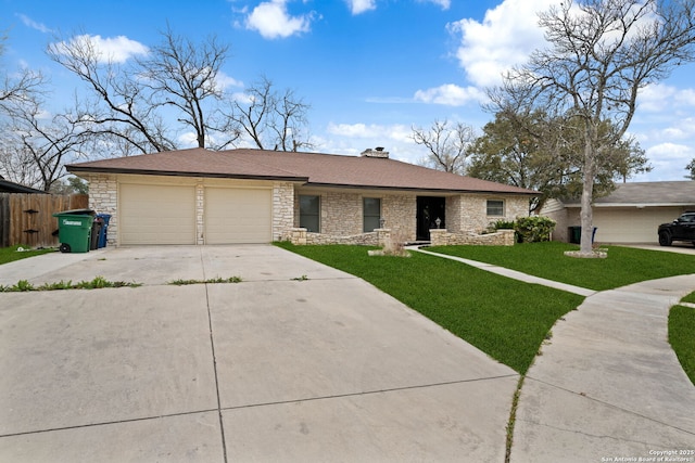 view of front facade with a garage, driveway, a shingled roof, fence, and a front yard