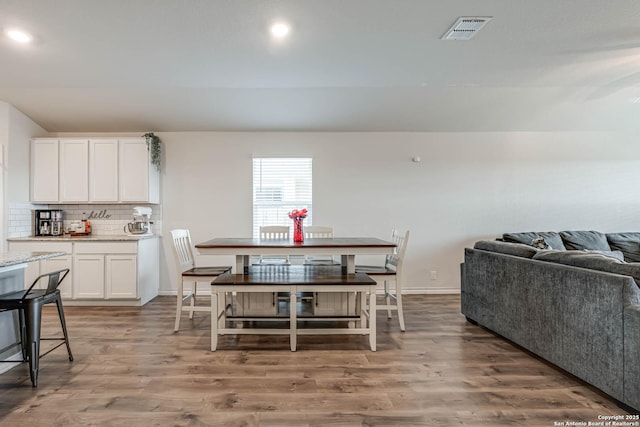 dining space featuring recessed lighting, light wood-type flooring, visible vents, and baseboards