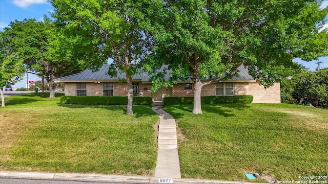 6822 Moss Oak, San Antonio, TX 78229 - ranch-style home featuring a front lawn, a standing seam roof, and metal roof