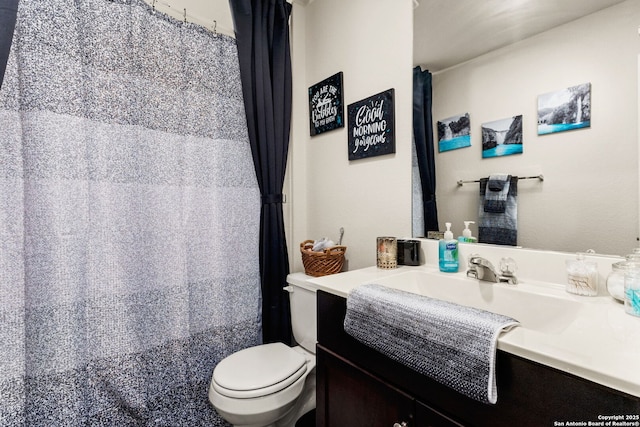 bathroom with toilet, a shower with curtain, and vanity