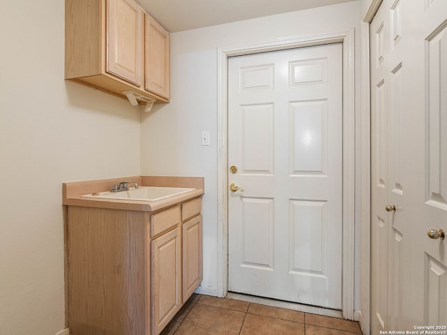 washroom featuring a sink and light tile patterned floors