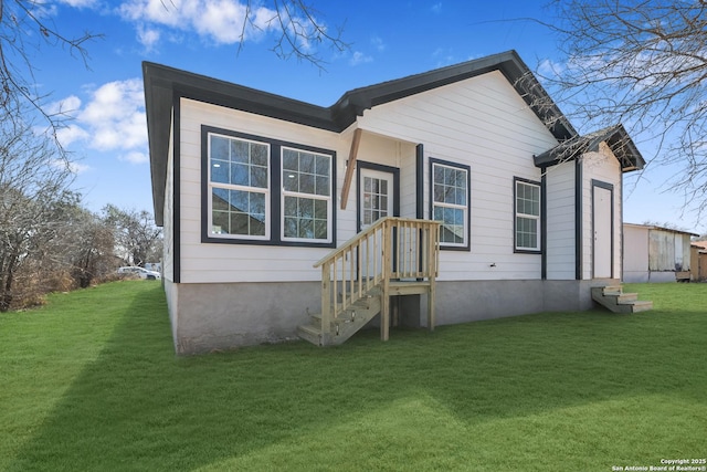 back of house featuring a lawn