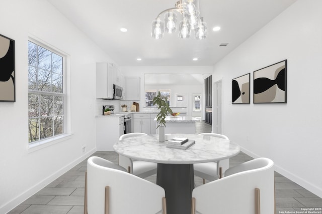 dining room featuring recessed lighting, an inviting chandelier, visible vents, and baseboards