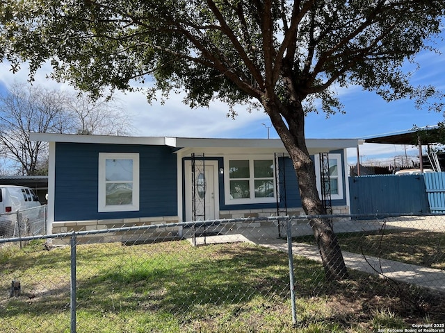 view of front facade featuring a fenced front yard