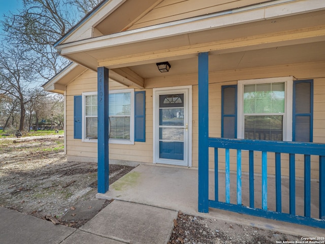 property entrance featuring a porch