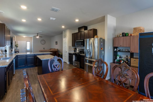 dining space featuring dark wood-style floors, visible vents, a ceiling fan, and recessed lighting