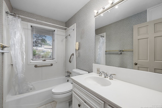 full bathroom with shower / bathtub combination with curtain, toilet, and wallpapered walls