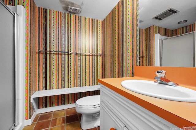 full bathroom featuring wallpapered walls, visible vents, toilet, an enclosed shower, and vanity