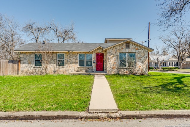 view of front of home featuring fence and a front yard