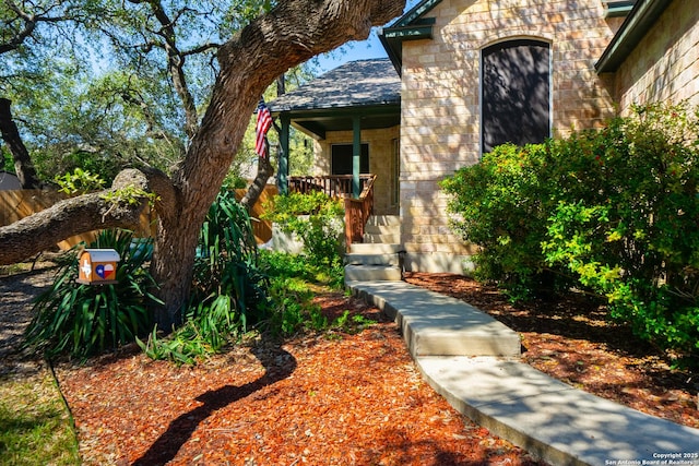 entrance to property featuring a porch