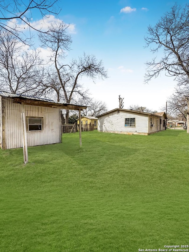 view of yard with an outbuilding