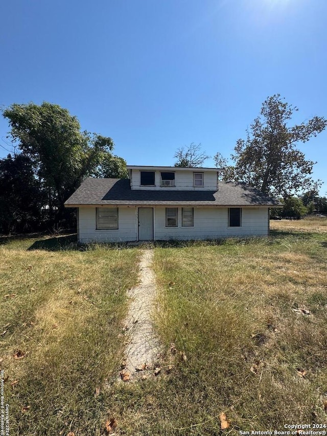 view of front of property featuring a front lawn