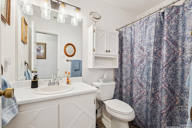 full bathroom featuring toilet, a shower with shower curtain, and vanity