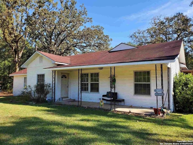 ranch-style house featuring a porch and a front lawn