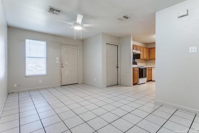 empty room featuring a ceiling fan, visible vents, and baseboards