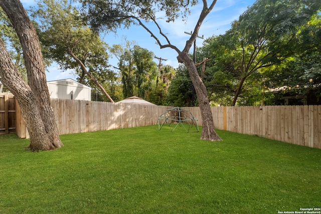 view of yard featuring a fenced backyard