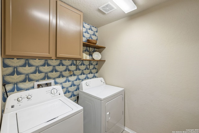 laundry room featuring cabinet space, visible vents, independent washer and dryer, and a textured ceiling