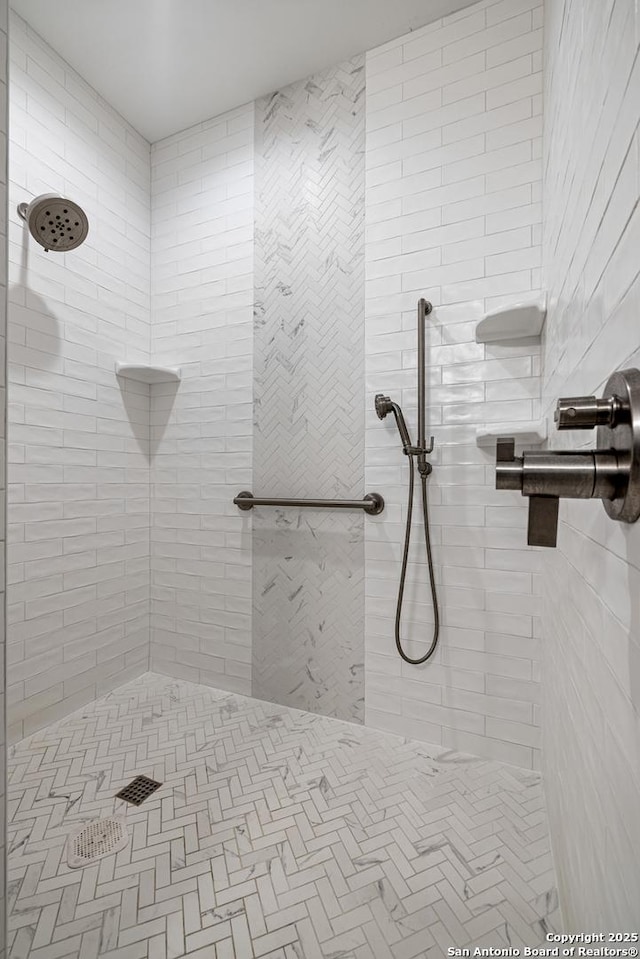 bathroom featuring a tile shower