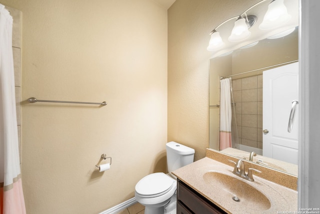 full bathroom with a shower with curtain, baseboards, vanity, and toilet