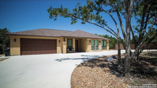 view of front facade with a garage and driveway