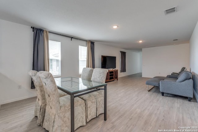 dining space featuring light wood-type flooring, baseboards, visible vents, and recessed lighting