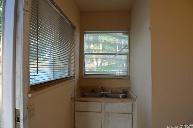 bathroom featuring a sink