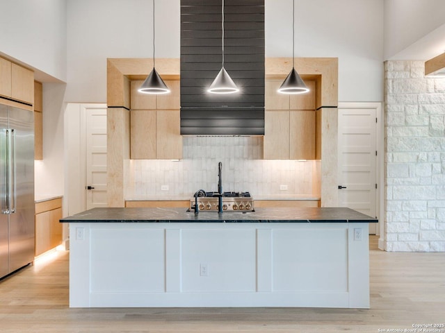 116 Chama Dr, Boerne, TX 78006 - kitchen with modern cabinets, light brown cabinetry, light wood finished floors, stainless steel appliances, and decorative backsplash