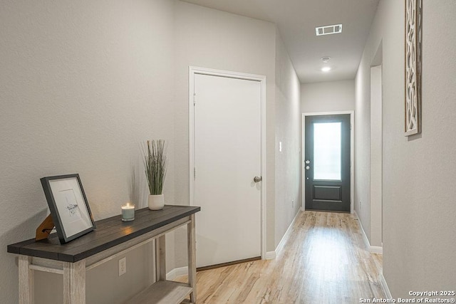 entryway featuring light wood-style floors, visible vents, and baseboards