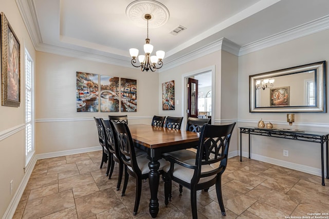 dining area with crown molding, a raised ceiling, visible vents, a chandelier, and baseboards