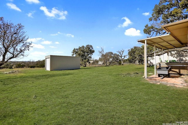 view of yard featuring an outdoor structure