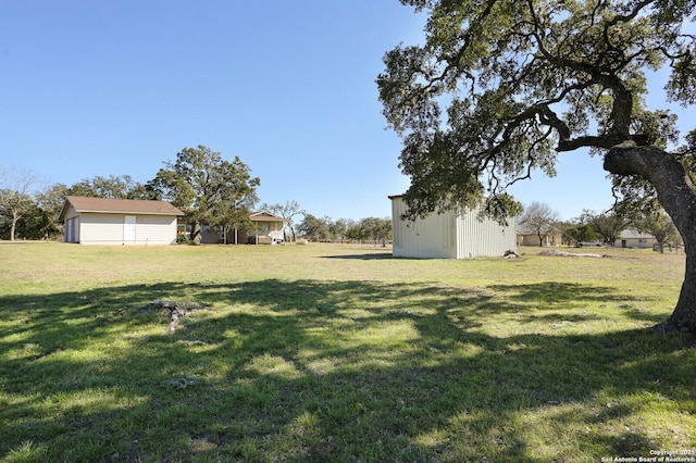 view of yard featuring an outbuilding