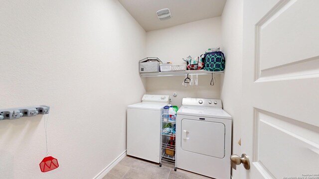 laundry room with laundry area, visible vents, baseboards, and washing machine and clothes dryer