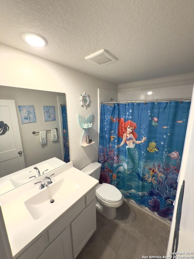 full bathroom featuring visible vents, a shower with shower curtain, toilet, a textured wall, and a textured ceiling