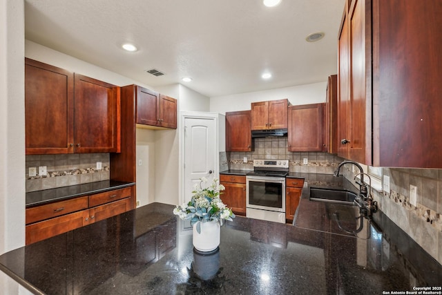 kitchen featuring under cabinet range hood, a peninsula, a sink, visible vents, and stainless steel electric stove