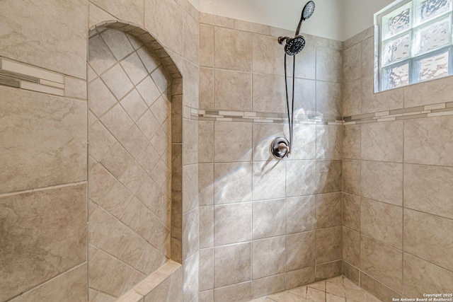 bathroom featuring a tile shower