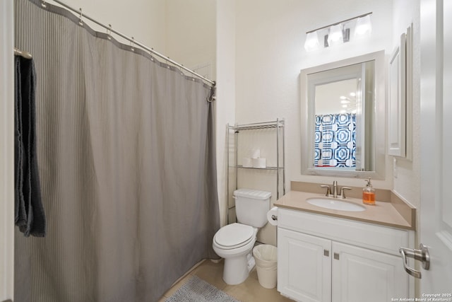 full bathroom featuring toilet, curtained shower, and vanity