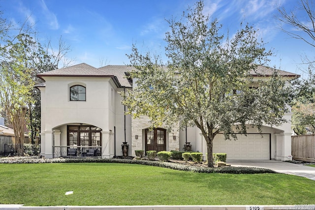 view of front of house featuring stucco siding, fence, a garage, driveway, and a front lawn