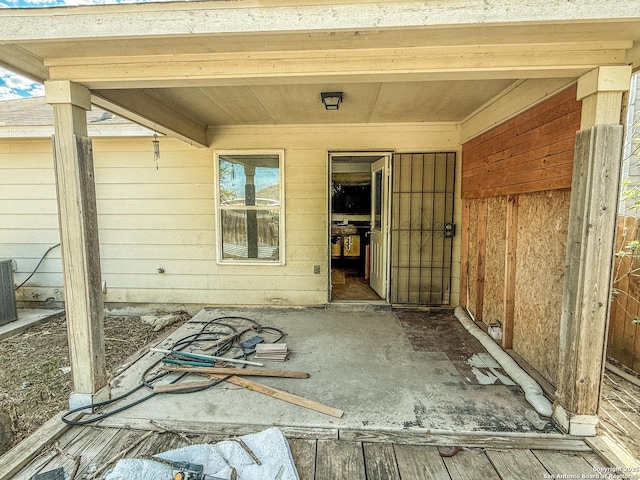 entrance to property featuring a patio