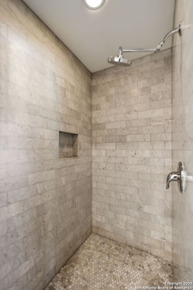 bathroom featuring a tile shower